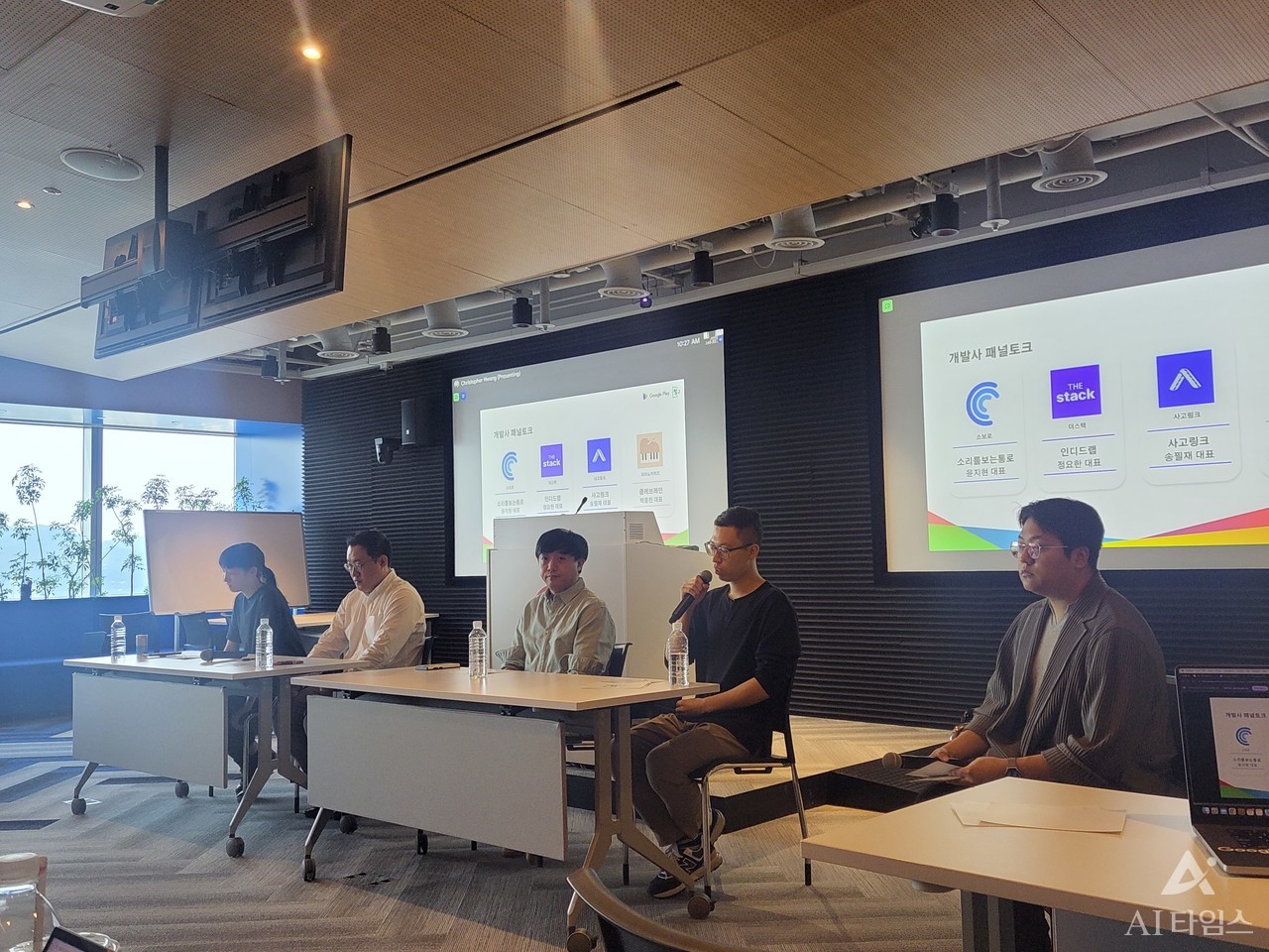 윤지현 소리를보는통로 대표(왼쪽부터), 정요한 인디드랩 대표, 송필재 사고링크 대표, 박웅찬 클레브레인 대표가 향후 비전을 이야기하고 있다.