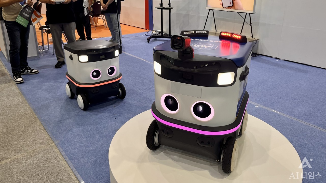 Newability presented 'Newbee', which is used as a patrol robot and a delivery robot, to visitors on site.