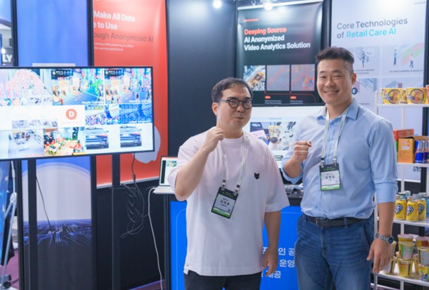 김태훈 딥핑소스 대표(왼쪽)가 부스에서 기념 사진을 촬영하고 있다. (사진=딥핑소스)