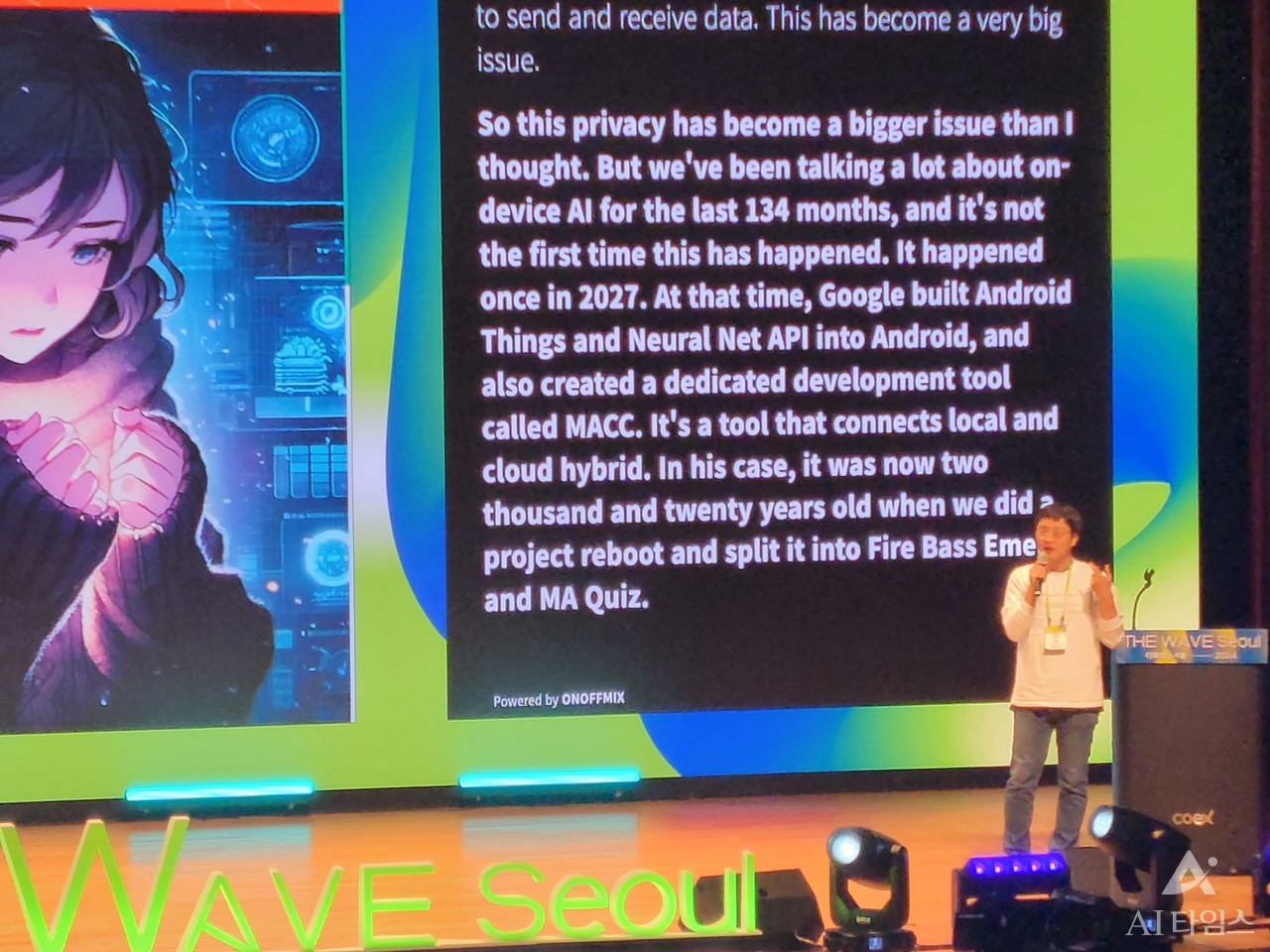 신정규 래블업 대표가 '더 웨이브 서울' 컨퍼런스에서 강연을 진행하고 있다.