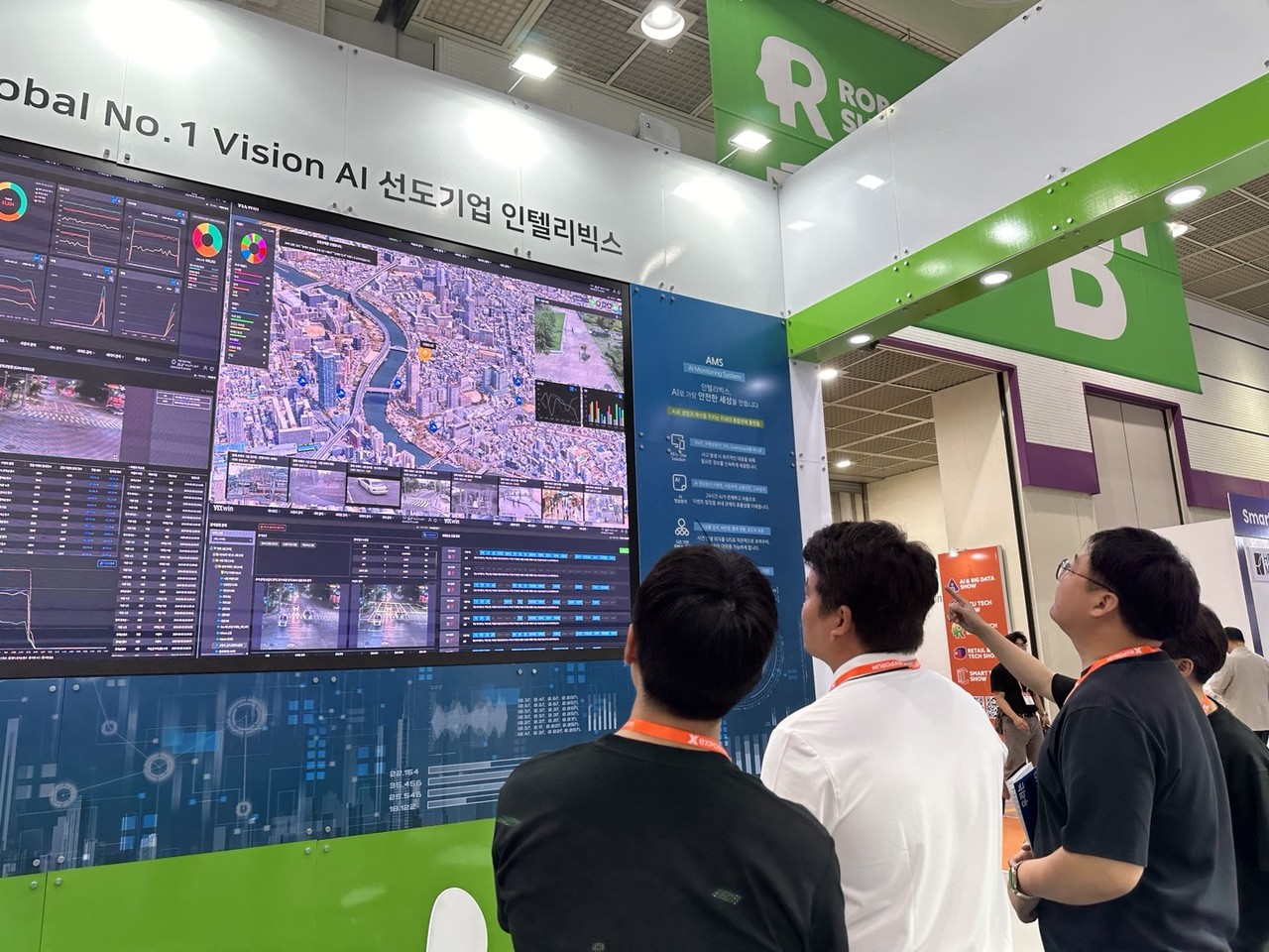 인텔리빅스가 19일 코엑스에서 차세대 통합관제시스템 AMS를 시연했다.(사진=인텔리빅스)