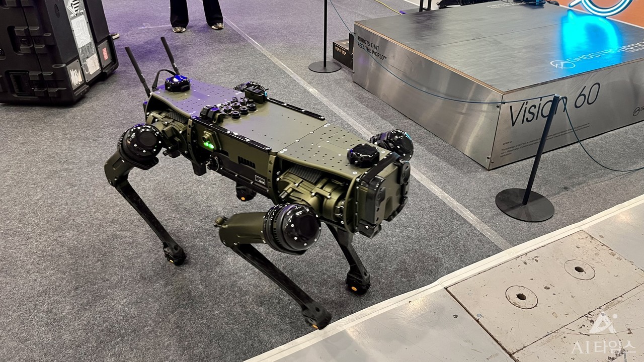 케이알엠이 19일부터 코엑스에서 열린 AI&빅데이터쇼에서 군사용 4족보행 로봇을 전시했다.