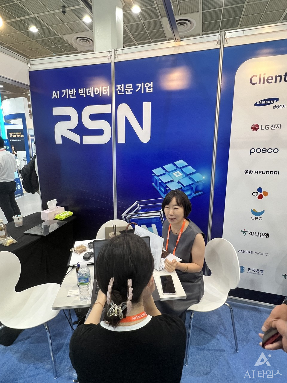 박은정 알에스엔 이사가 관람객에게 설명을 하고 있다.