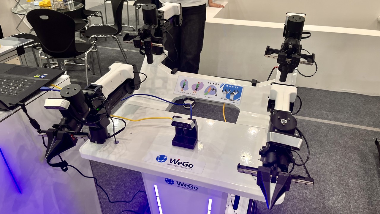 위고로보틱스는 하이파이브 동작을 학습시킨 로봇팔을 선보였다.