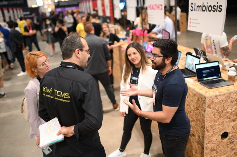 '콜리전 2023'에서 투자자에 설명하는 스타트업 관계자들 (사진=밴쿠버 웹서밋)