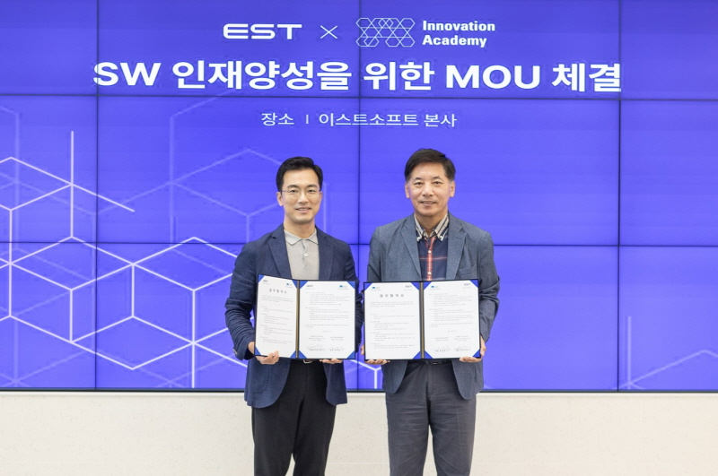 정상원 이스트소프트 대표(왼쪽)와 전영표 이노베이션아카데미 학장이 서울 서초구에 위치한 이스트소프트 본사에서 기념촬영을 하고 있다. (사진=이스트소프트)