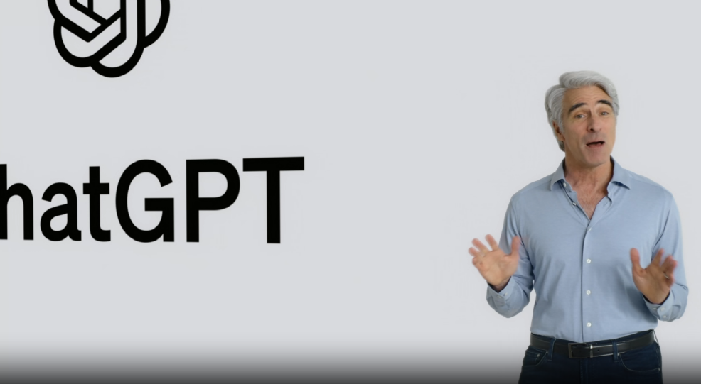 크레이그 페데리기 애플 부사장이 시리와 챗GPT 통합을 설명하고 있다. (사진=애플)