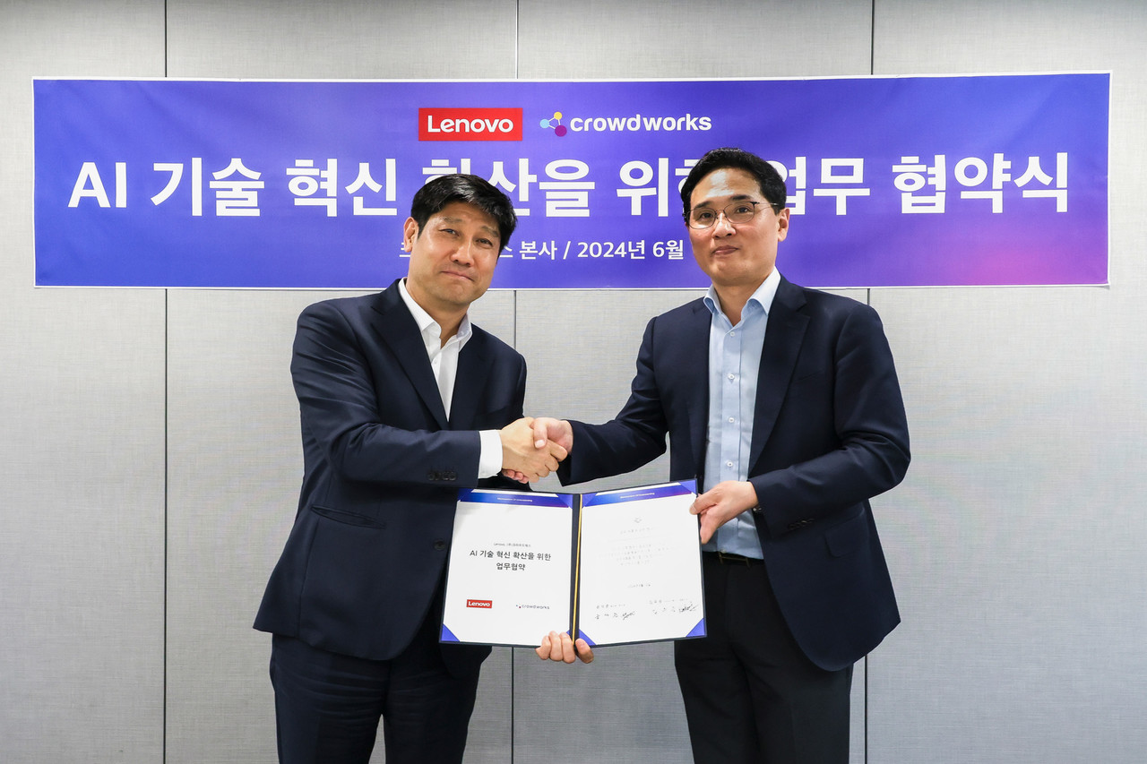 김우승 크라우드웍스 대표(왼쪽)와 윤석준 레노버 코리아 부사장이 MOU 체결 기념으로 사진 촬영을 하고 있다. (사진=크라우드웍스)