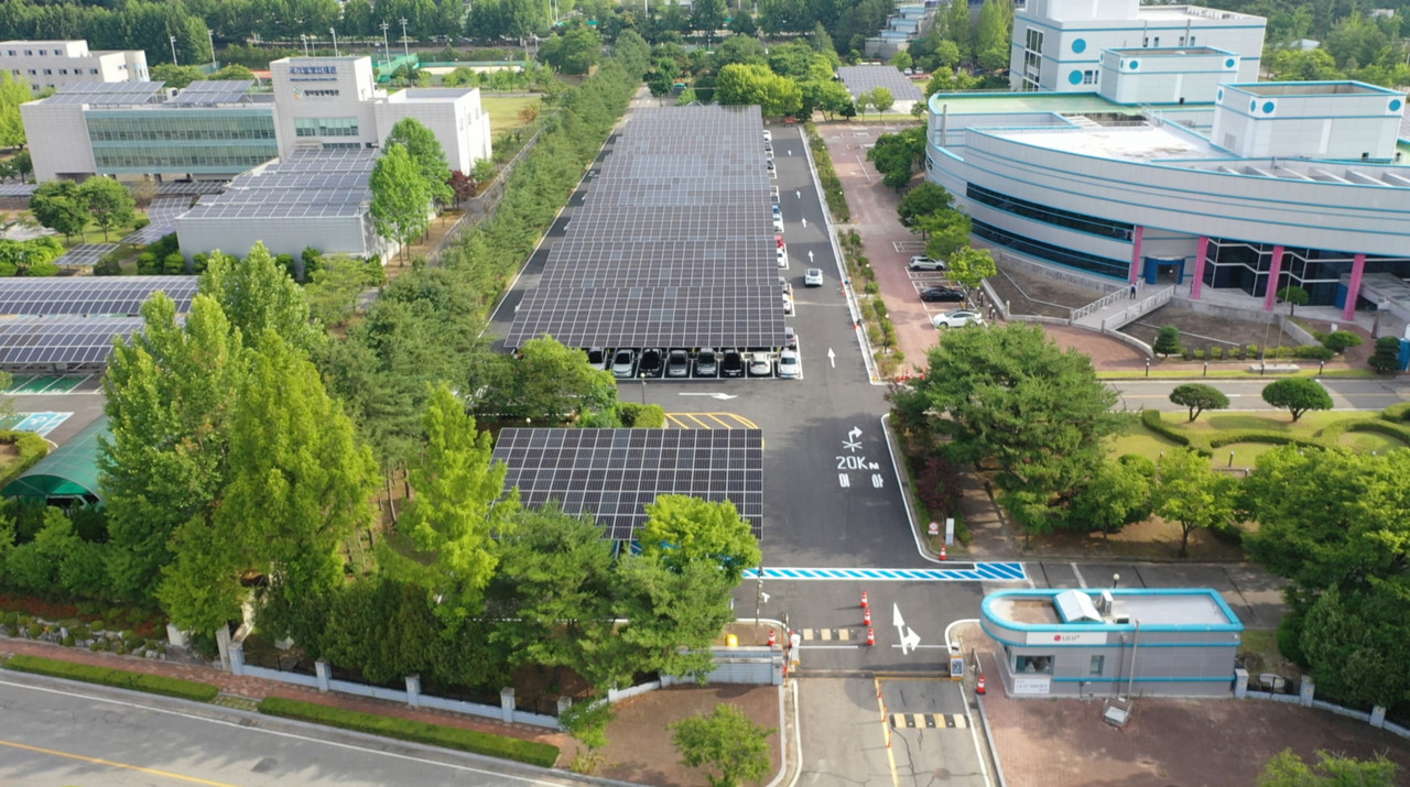 Solar panels installed at LGU+ Daejeon R&D Center (Photo = LGU+)