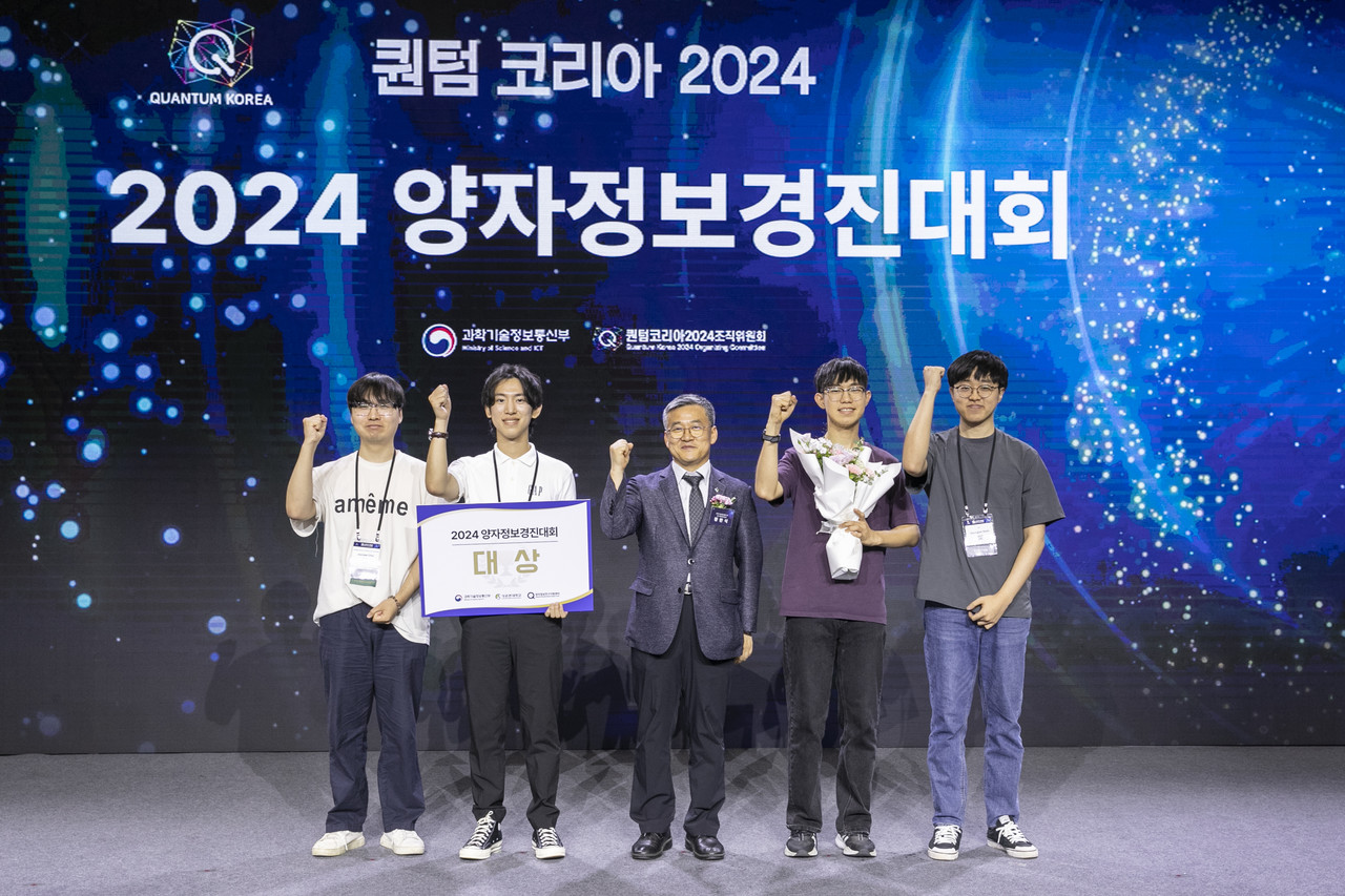 (왼쪽부터) 최준재 학사과정 학생, 황승재 석박통합과정 학생, 황판식 과기정통부 연구개발정책실장 학사과정, 곽재원·백승재 학생(사진=GIST)