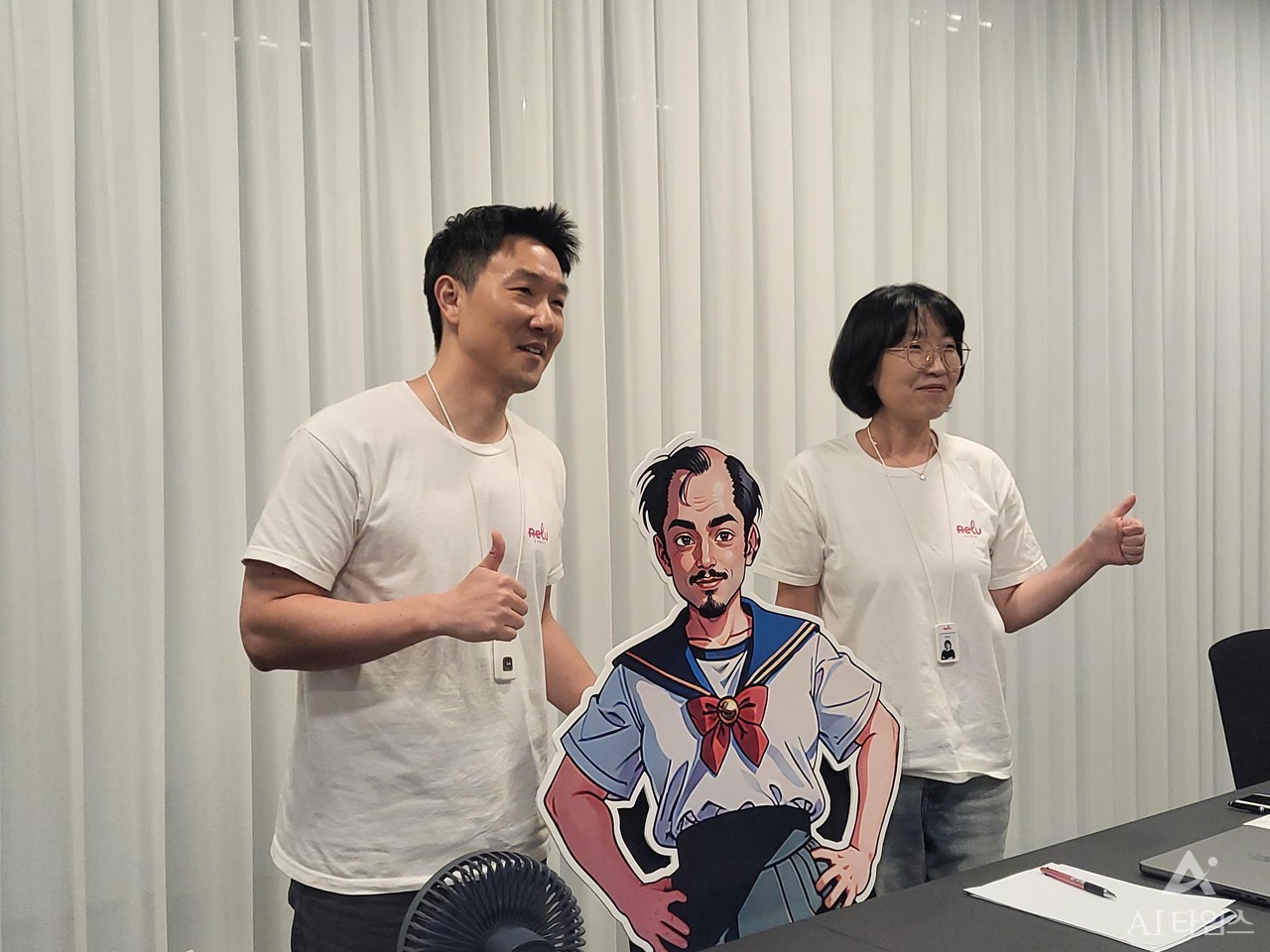 김민정 렐루게임즈 대표(오른쪽)와 신승용 개발실장이 포즈를 취하고 있다.