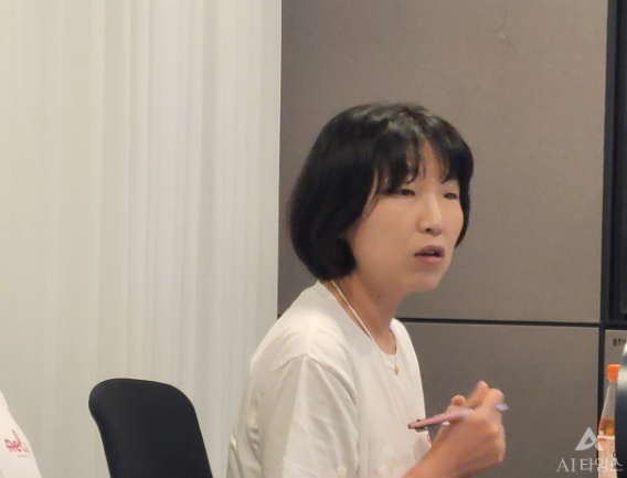 김민정 렐루게임즈 대표가 AI 게임 개발에 대해 설명하고 있다.
