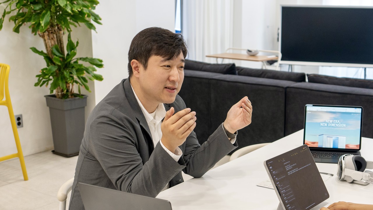 반성훈 리콘랩스 대표가 이머시브 3D룩북에 대해 설명하고 있다. (사진=리콘랩스)