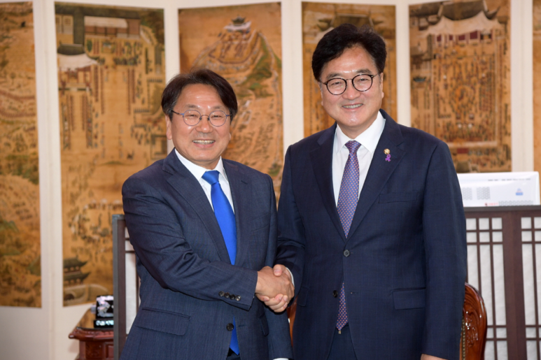 강기정 광주광역시장이 6월 14일 오전 국회의사당 국회의장실을 방문해 우원식 의장과 대화를 하고 있다. (사진=광주광역시)