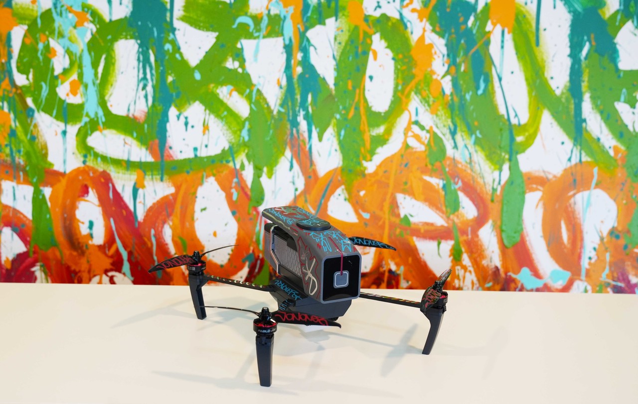 그래피티 아티스트 존원의 작품과 ‘파블로X F40 존원 에디션’ (사진=파블로 항공)