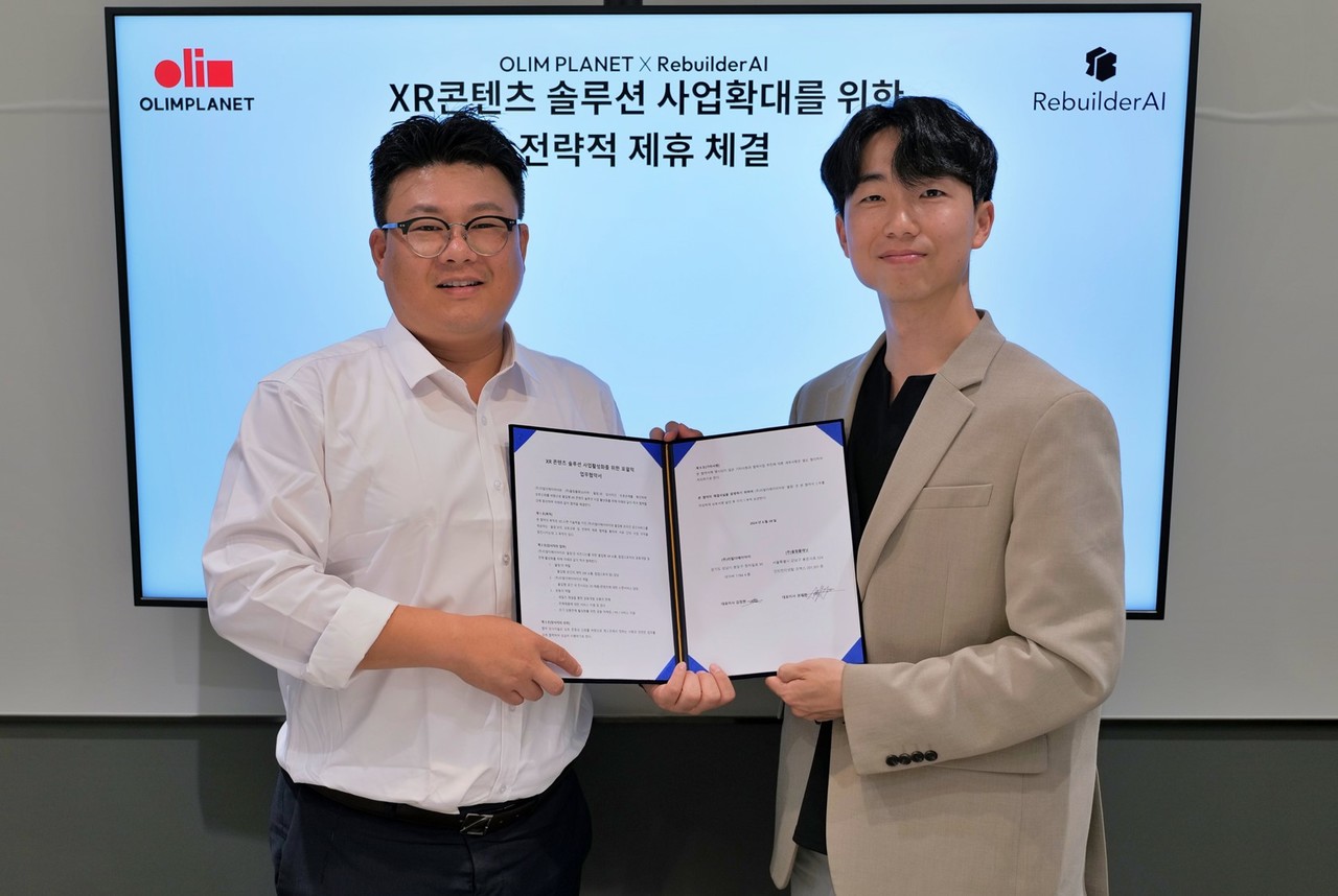 안호준 올림플래닛 부사장(왼쪽)과 김정현 리빌더에이아이 대표가 MOU 체결 기념으로 사진 촬영을 하고 있다. (사진=올림플래닛)