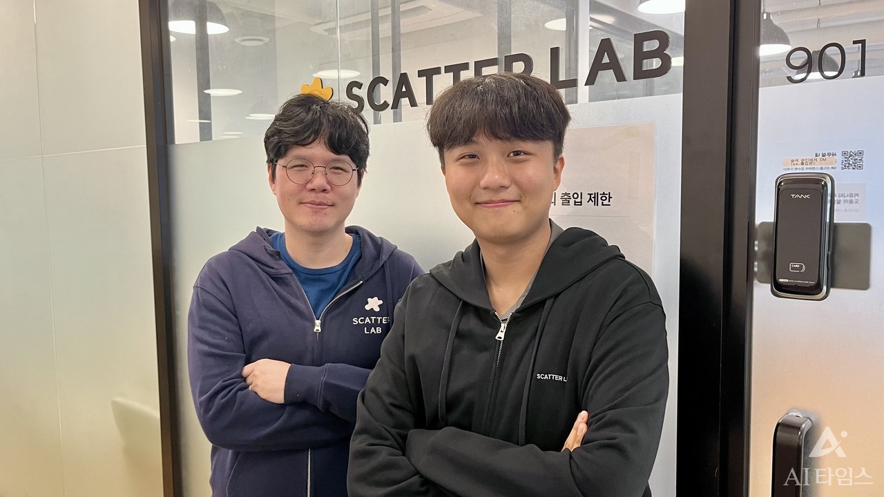 황성구 CTO(왼쪽), 정지수 PO가 스캐터랩 사무실에서 포즈를 취했다.