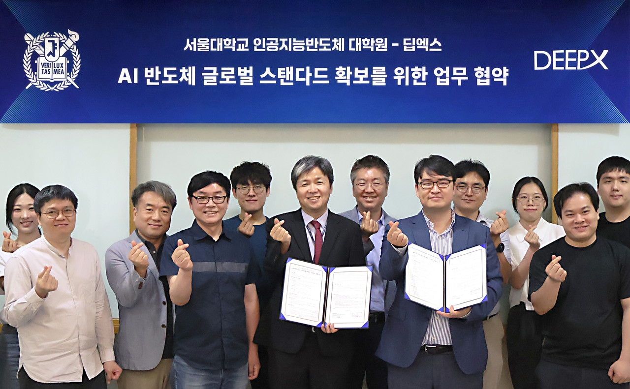 (가운데 오른쪽)김녹원 딥엑스 대표, (가운데 왼쪽) 이혁재 서울대 인공지능반도체 대학원 사업단장, 그 외 인공지능반도체 대학원 교수님들과 박사과정 학생들 (사진=딥엑스)