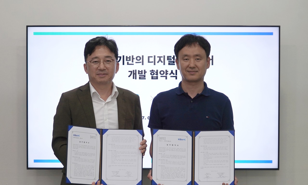 이상호 케이바이오헬스케어 대표(왼쪽)와 최우식 딥노이드 대표가 MOU 체결 기념으로 사진 촬영을 하고 있다. (사진=딥노이드)