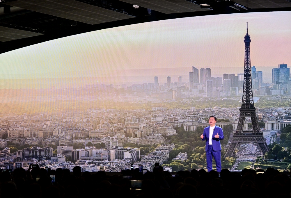 노태문 사장이 루브르 박물관 지하에 위치한 복합 문화 공간 ‘카루젤 뒤 루브르’에서 언팩 행사를 진행하고 잇다. (사진=삼성전자)