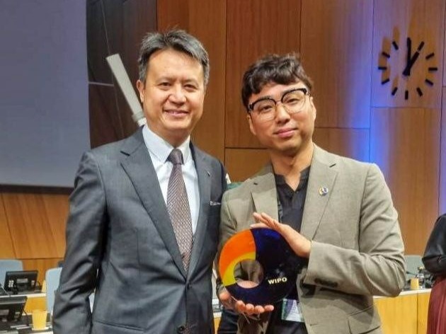 박태형 에이트테크 대표(오른쪽)가 12일 스위스 WIPO 본부에서 개최된 '2024년 글로벌어워즈 수상식'에서 한국기업 최초로 본상을 수상한 후 다렌탕(Daren Tang) WIPO 사무총장(왼쪽)과 기념촬영을 하고 있다. (사진=특허청)