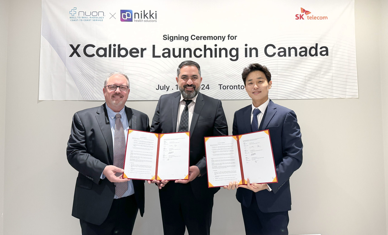 손인혁 SKT GS AIX 담당(사진 오른쪽)과 마크 리틀(왼쪽), PJ 모하이어(가운데) 뉴온앤니키 공동대표가 계약 체결 후 기념촬영을 하고 있다.(사진=SKT)