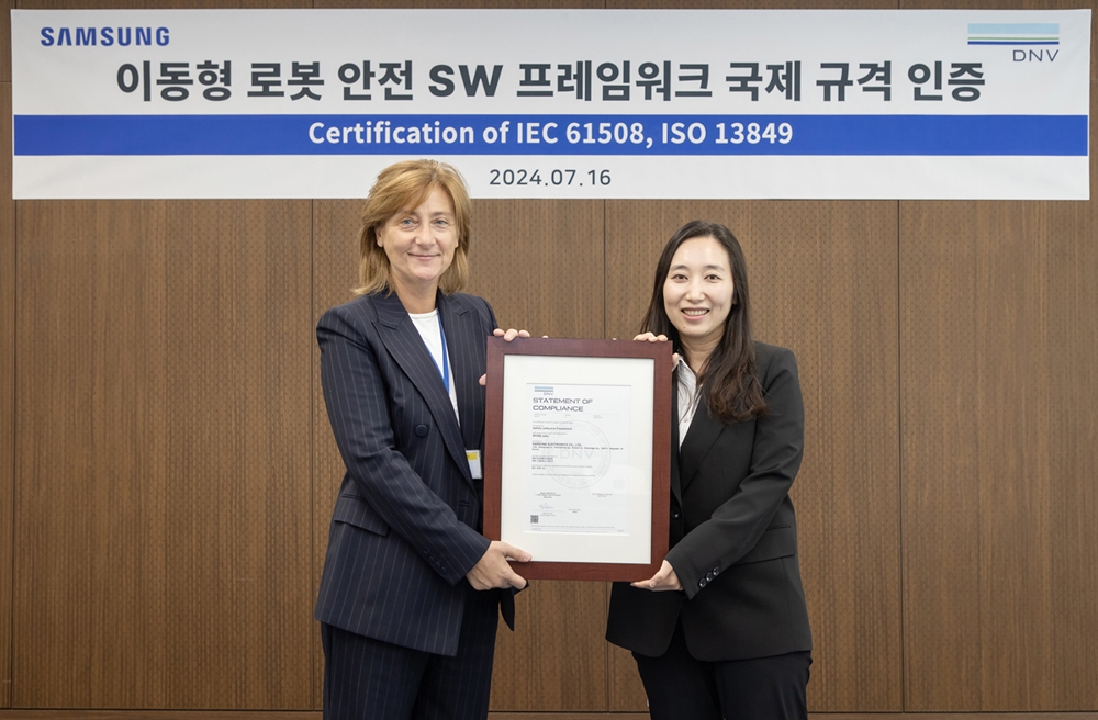 파트리치아 캄피 DNV 글로벌 제품 보증 본부장(왼쪽)이 최고은 삼성전자 삼성리서치 로봇 플랫폼 팀장에게 'IEC 61508·ISO 13849' 인증서를 수여하고 있다. (사진=삼성전자)