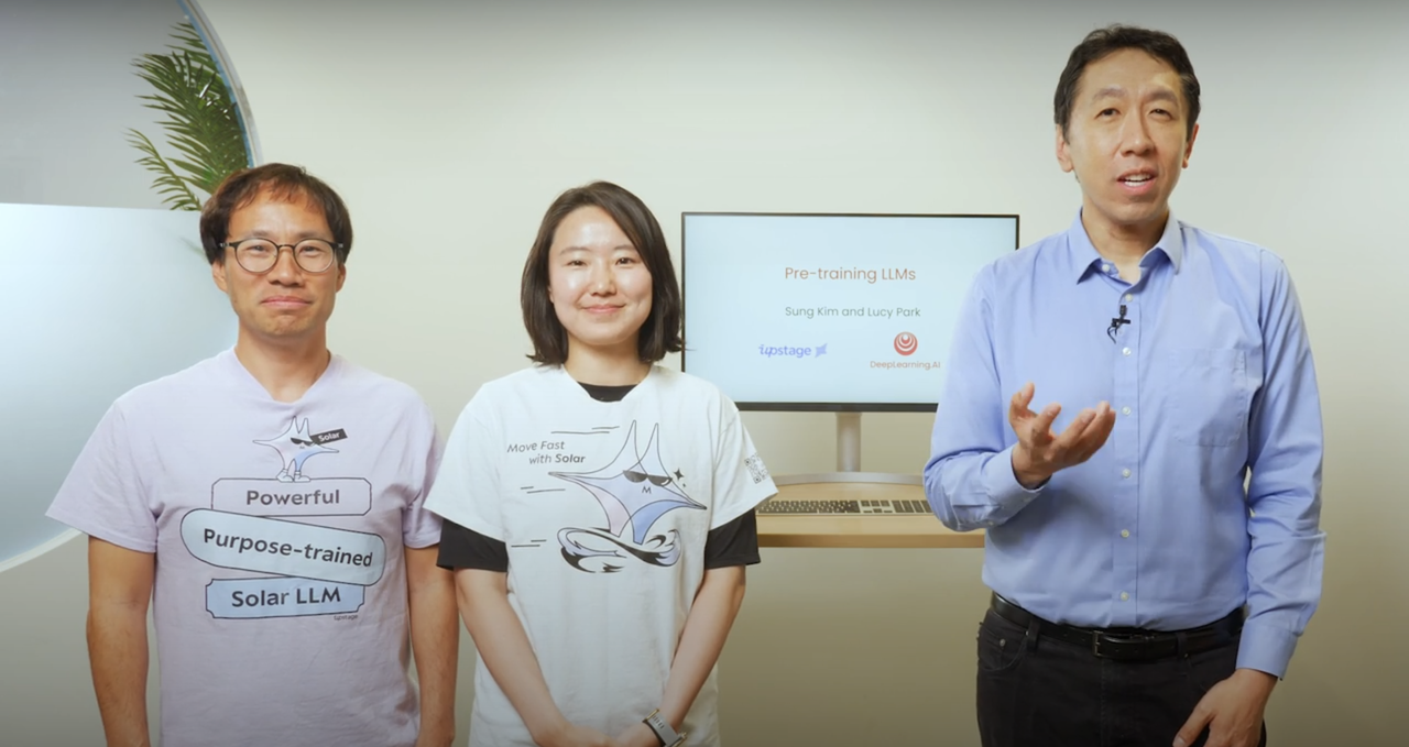 김성훈 업스테이지 대표(왼쪽부터), 박은정 CSO, 앤드류 응 교수가 글로벌 온라인 교육 플랫폼 ‘딥러닝AI’를 통해 LLM 개발 강좌를 무료로 선보인다.