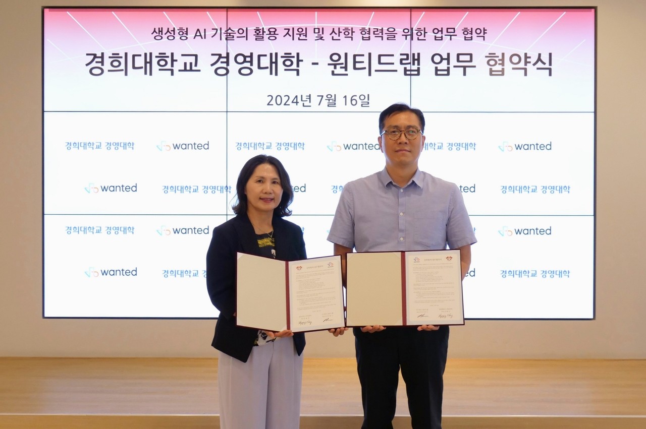 주형민 원티드랩 AX사업개발 총괄(오른쪽)과 장혜정 경희대학교 경영대학장이 ‘생성 AI 기술 활용 지원을 위한 MOU'를 체결하고 기념촬영을 하고 있다. (사진=원티드랩)