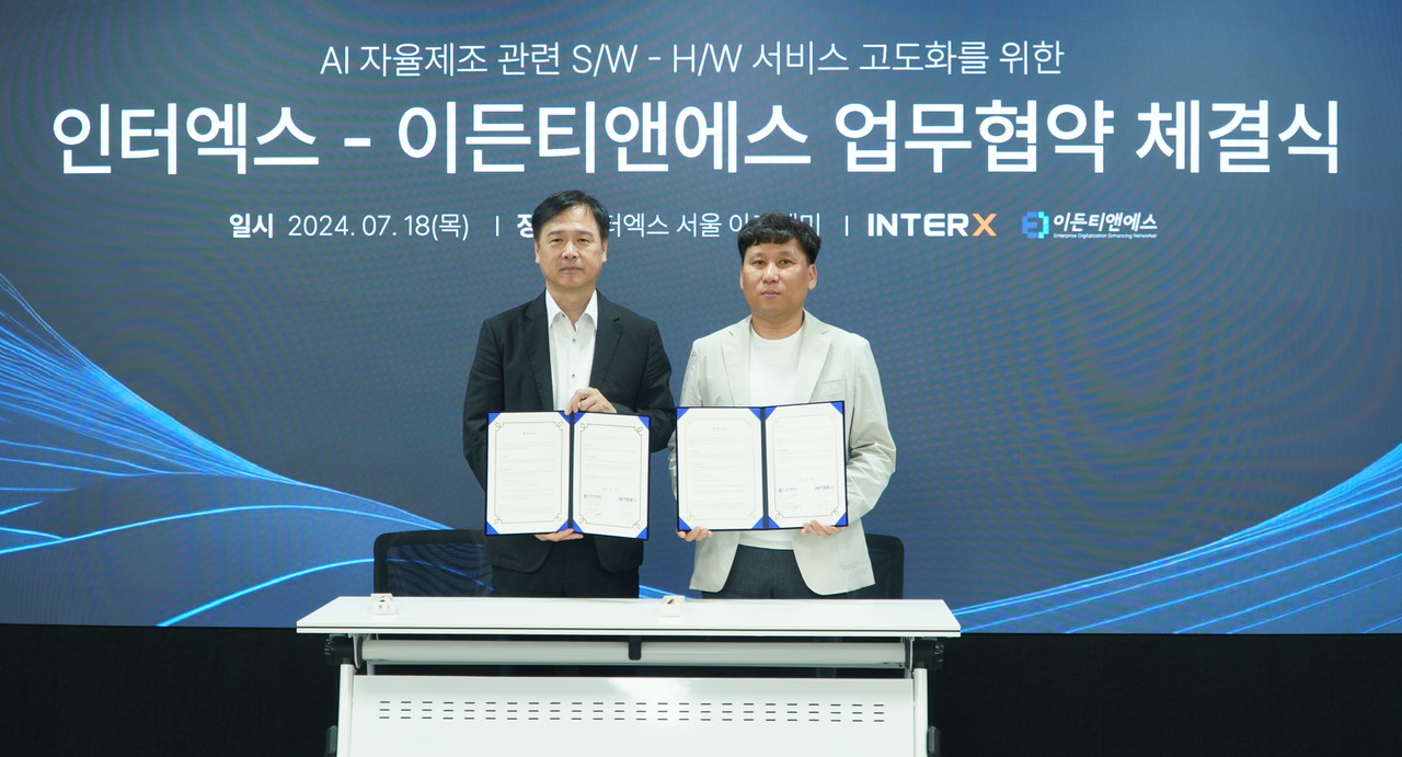 김연기 이든티앤에스 대표(왼쪽)와 박정윤 인터엑스 대표가 AI 자율제조를 위한 MOU를 체결한 뒤 기념 사진을 촬영하고 있다. (사진=이든티앤에스)