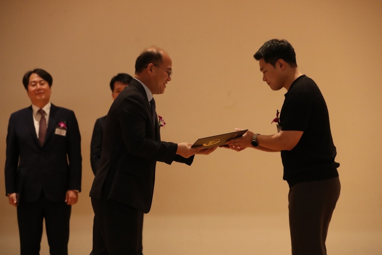 이수기 아크릴 박사(오른쪽)가 과기정통부 우수기업연구소 수여식에 참여하고 있다. (사진=아크릴)