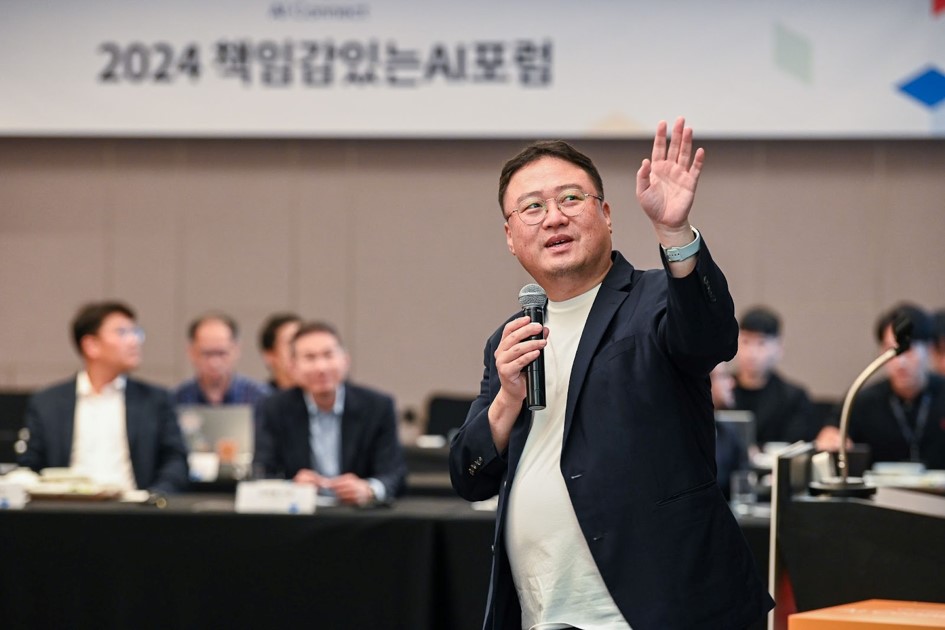 최재식 KAIST 김재철AI대학원  교수 겸 KAIST XAI 연구센터 센터장이 발표를 진행하고 있다. (사진=구글코리아)