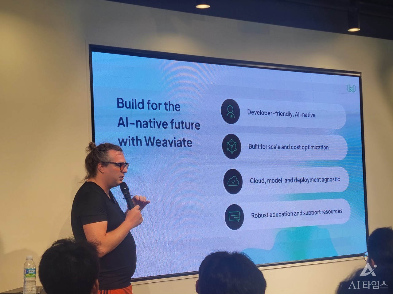 밥 반 루이스 위비에이트 CEO가 강연을 진행하고 있다.