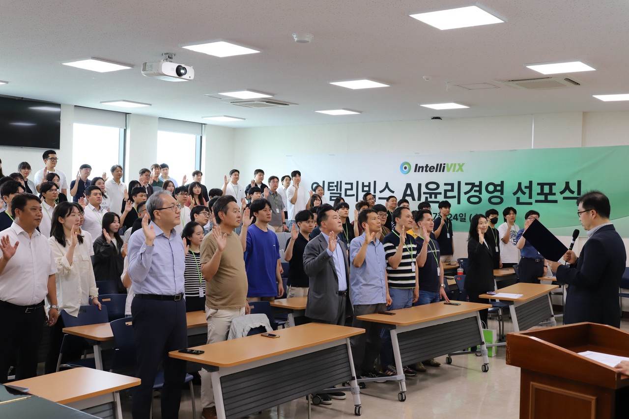 인텔리빅스 임직원들이 AI 윤리경영 선포식에서 윤리원칙을 선서한 후 기념 사진을 촬영하고 있다. (사진=인텔리빅스)