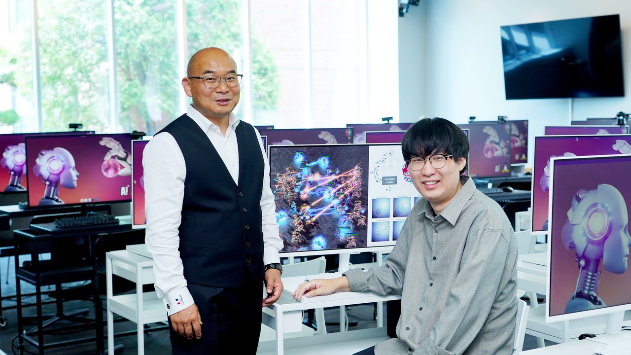 (왼쪽부터)안창욱 AI대학원 교수, 이동현 박사과정생.(사진=GIST)