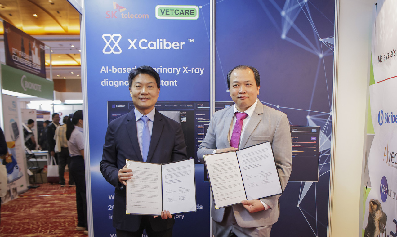장동일 SKT 엑스칼리버 글로벌팀장(왼쪽)과 리우 창 할 마이벳케어 사업총괄이 엑스칼리버 공급 계약을 체결하고 기념사진 촬영을 하고 있다. (사진=SKT)