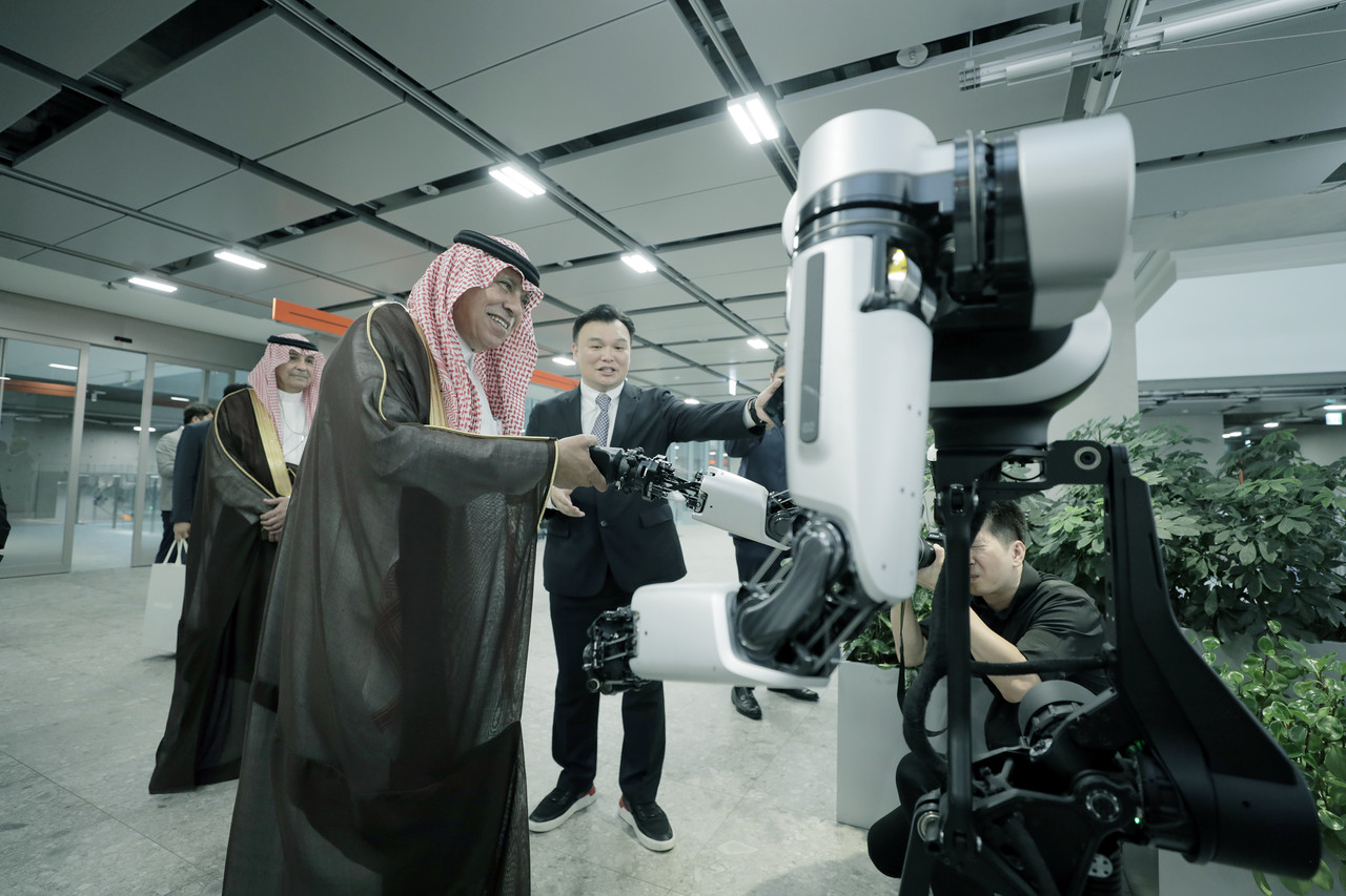 마지드 알 카사비 사우디아라비아 상무부 장관이 네이버랩스의 로봇팔 앰비덱스를 살펴보고 있다. (사진=네이버)