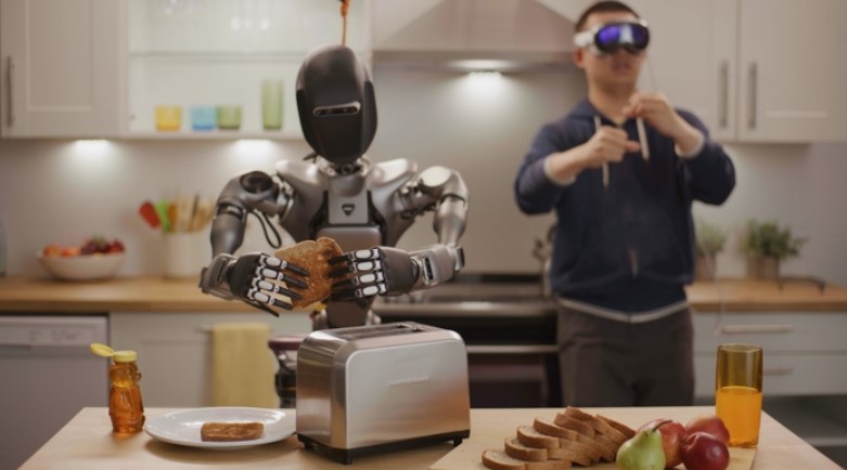 헤드셋을 통해 원격 조정 중인 휴머노이드 로봇 (사진=엔비디아)