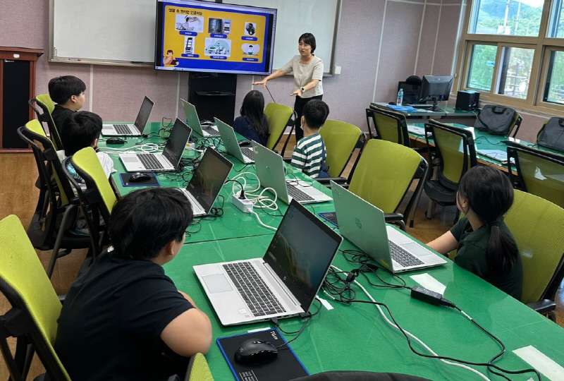 전남정보문화산업진흥원은 전남도교육청 나주도서관에서 초등학생 고학년을 대상으로 '찾아가는 SW·AI 코딩캠프'를 운영한다. (사진=전남정보문화산업진흥원)