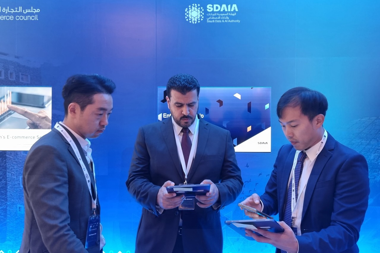 플리토 데이터솔루션팀이 사우디 데이터인공지능청(SDAIA) 담당자에게 데이터 및 AI 통번역 솔루션에 대해 소개하고 있다. (사진=플리토)