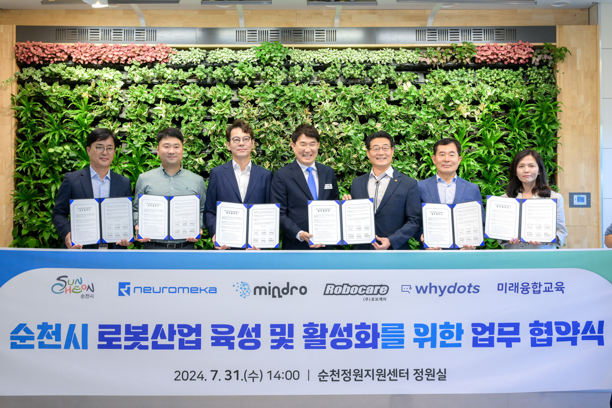 사진 좌측부터, 미래융합교육 오춘택 대표, 와이닷츠 윤영섭 대표, 뉴로메카 박종훈 대표, 노관규 순천시장, 한국로봇산업진흥원 손웅희 원장, 로보케어 문전일 대표, 마인드로 신현미 대표 (사진=순천시)