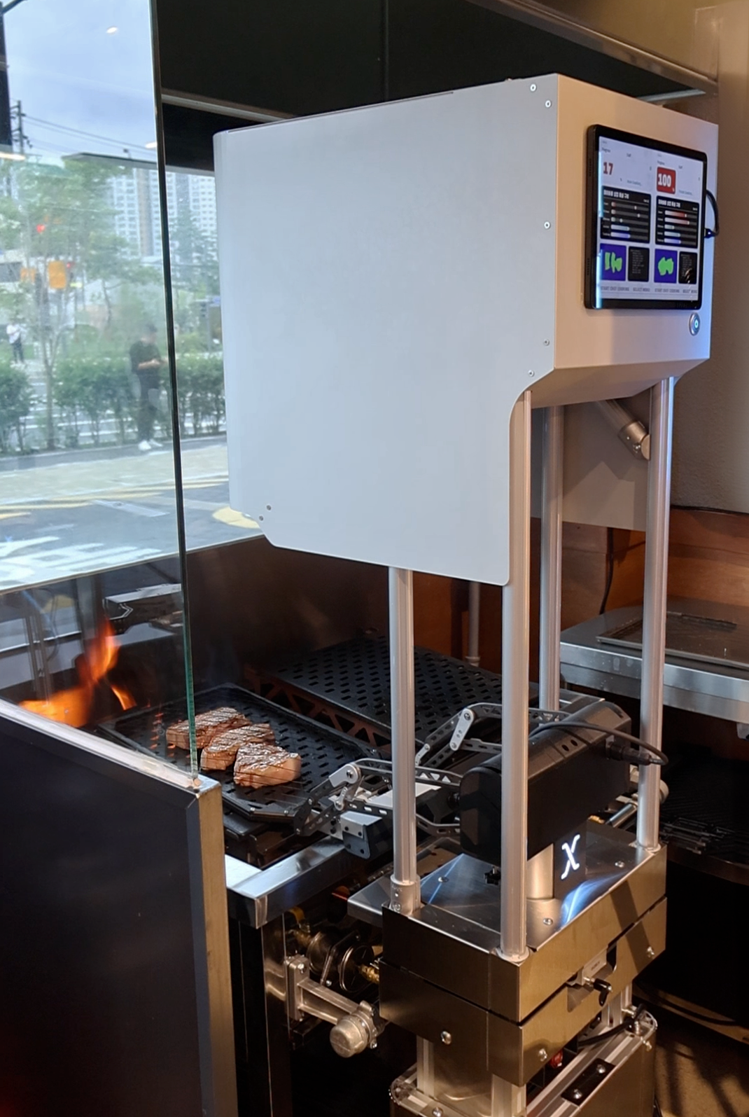 고기 초벌을 진행 중인 그릴X (사진=비욘드허니컴)