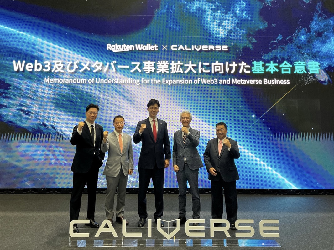 김동규 칼리버스 대표(왼쪽부터), 고두영 롯데이노베이트 대표, 신유열 롯데지주 미래성장실장, 타카자와 히로시 라쿠텐그룹 핀테크부문 부사장, 야마다 타츠야 라쿠텐월렛 대표가 메타버스 사업 MOU 체결 기념으로 사진 촬영을 하고 있다. (사진=롯데이노베이트)