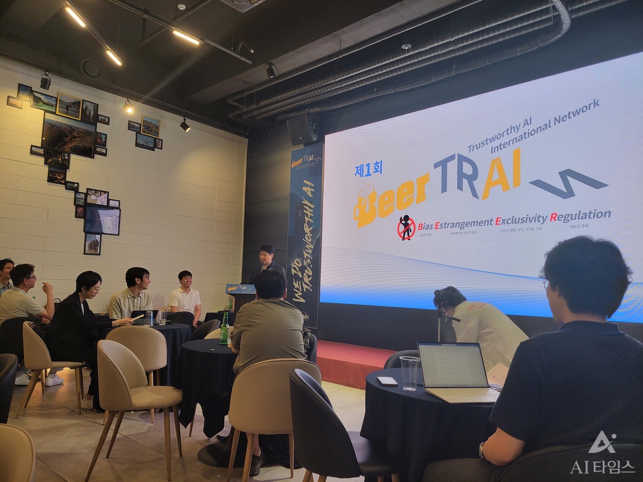 박지환 씽크포비엘 대표가 제1회 BEER TRAIN 행사에서 인사말을 전하고 있다.