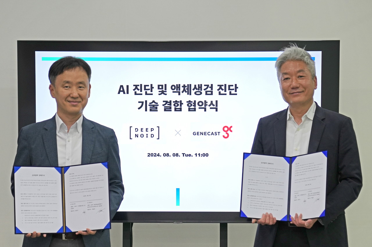 최우식 딥노이드 대표(왼쪽)와 백승찬 진캐스트 대표가 MOU 체결 기념 사진 촬영을 하고 있다.