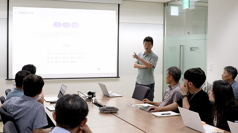 윤덕호 코난테크놀로지 비전AI연구소장이 사내 기술세미나에서 ‘dtrain for Android’에 대해 발표하고 있다. (사진=코난테크놀로지)