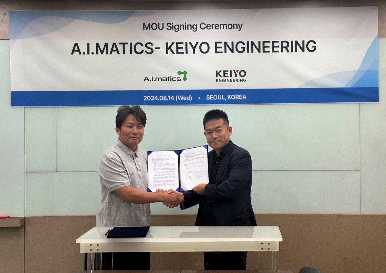 이훈 에이아이매틱스 대표(왼쪽)와 토시유키 나카이 케이요엔지니어링 대표가 서울 에이아이매틱스 본사에서 열린 협약식에서 기념사진을 촬영하고 있다. (사진= 에이아이매틱스)
