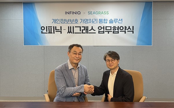 박준형 인피닉 대표(왼쪽)와 박성수 씨그래스 대표가 기념 사진을 찍고 있다. (사진=인피닉)