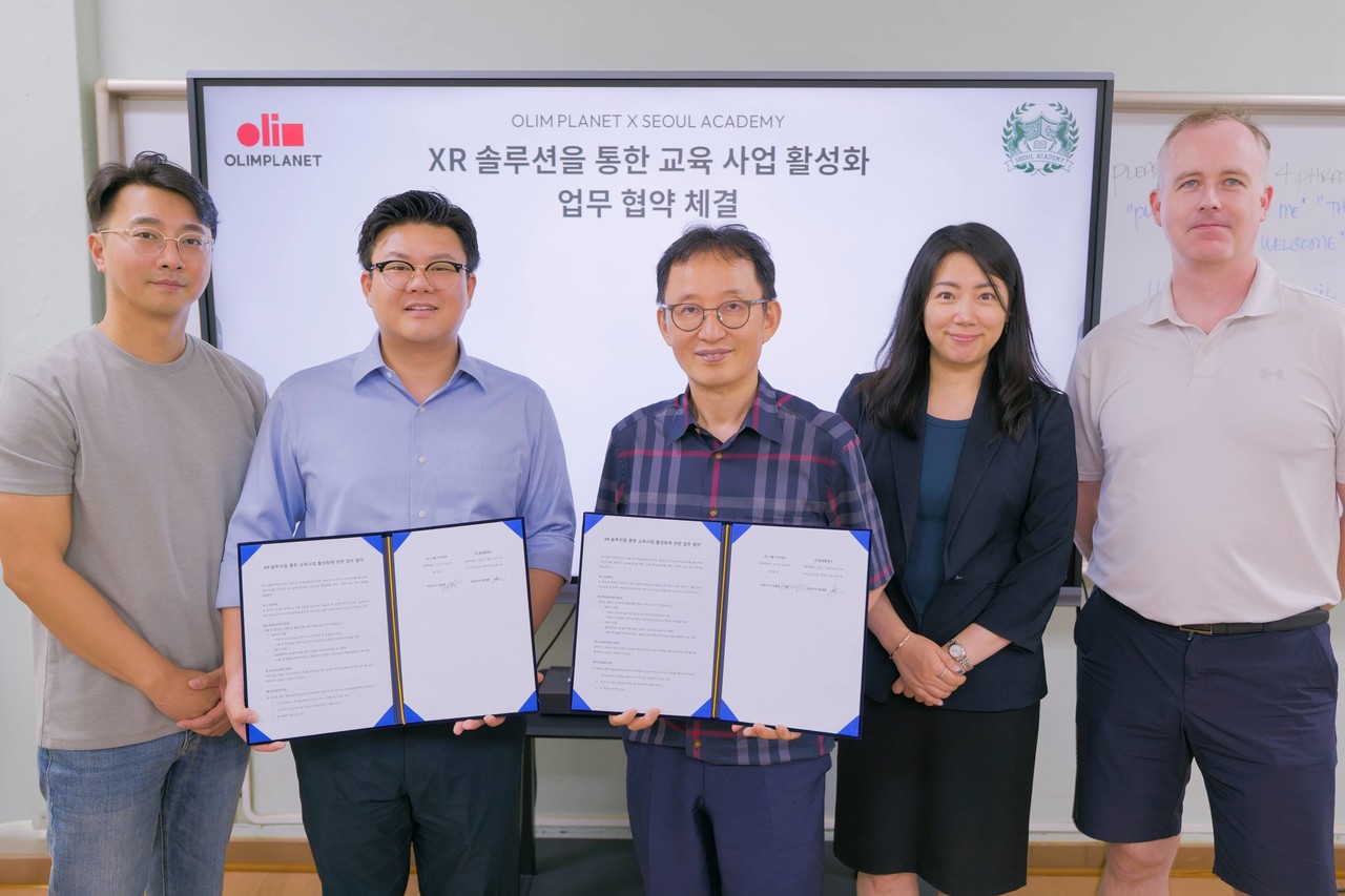 김명현 올림플래닛 CTO(왼쪽부터), 안호준 부사장, 김종호 서울아카데미 대표 및 관계자들이 MOU 체결 기념촬영을 하고 있다. (사진=올림플래닛)