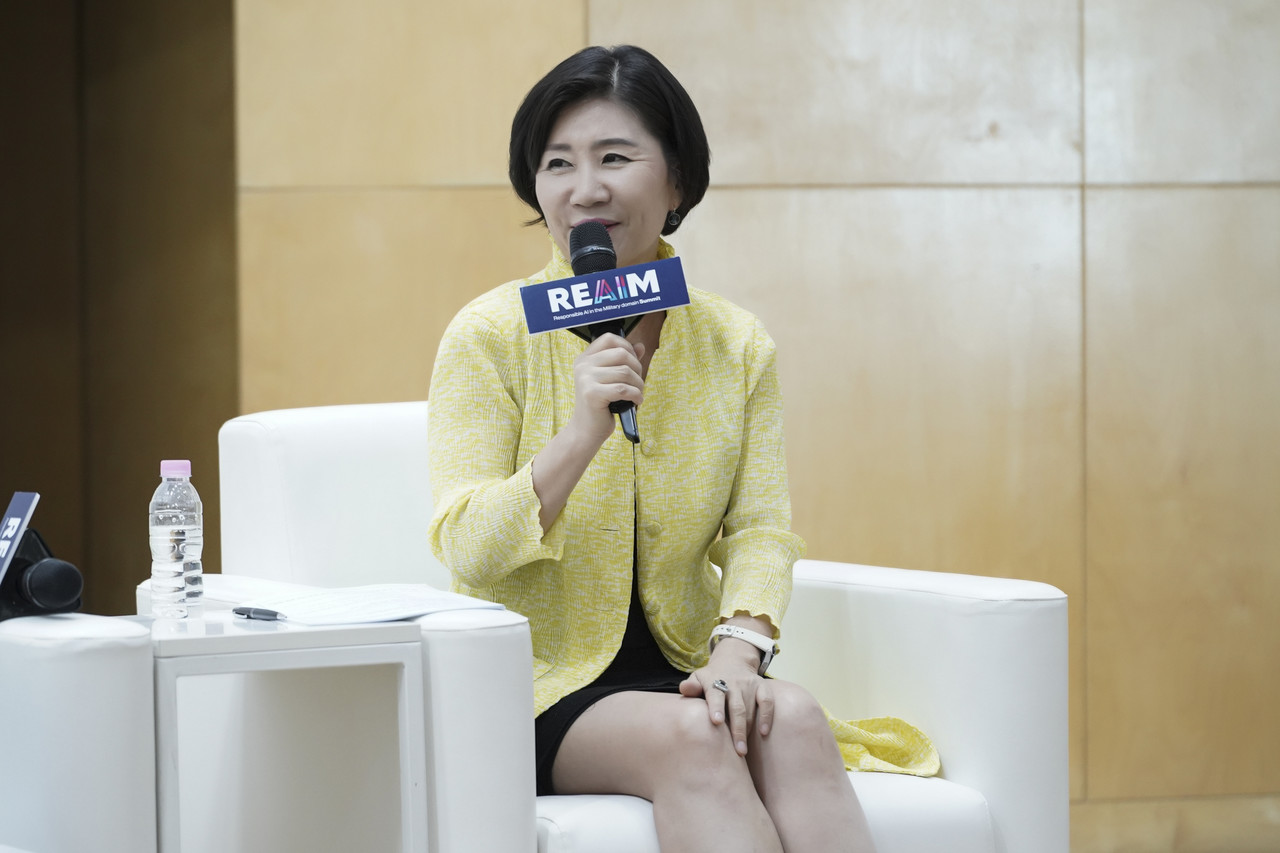 박영욱 한국국방기술학회 이사장이 패널로 참여해 AI 기술이 우리 사회와 일상에 미치는 영향을 설명하고 있다. (사진=외교부)